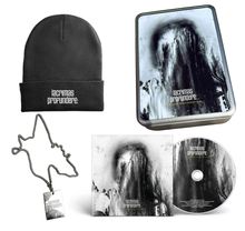Texte: "lacrimas profundere:" und "LAY ME DOWN IN SILENT FEAR". 

Beschreibung: Eine Mütze, eine Blechdose, ein Anhänger, ein CD-Album und eine CD mit abstraktem Design.