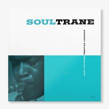 "Soultrane", "John Coltrane", "Prestige PRLP 7142". Blaues und weißes Design, Porträt eines Saxophonspielers.