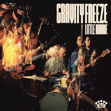 Text: "GRAVITY FREEZE LITTLE BARRIE". Eine dynamische, überlagerte Aufnahme von Musikern mit Instrumenten.