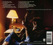Titelliste mit 12 Songs und deren Längen. Ein Mann in einem dunklen Raum spielt Gitarre neben einer Tischlampe.