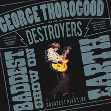 "George Thorogood and the Destroyers", "The Baddest Show on Earth", "Greatest Hits Live". Musiker mit Gitarre in Aktion.