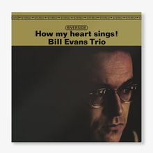 "How my heart sings! Bill Evans Trio" in schwarzer Schrift auf olivgrünem Hintergrund, Gesicht mit Brille rechts.