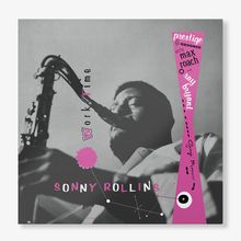 "Work Time" steht senkrecht entlang eines Saxophons. "Sonny Rollins" unten. Schwarz-weißes Foto mit rosa Details.