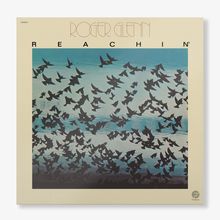 „Roger Glenn Reachin’“ in großen Buchstaben. Silhouetten von Vögeln fliegen über ein blau-grünes Wasser.