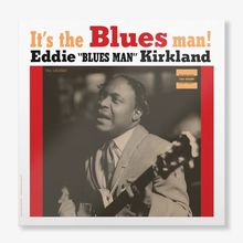 Text: "It's the Blues man! Eddie 'BLUES MAN' Kirkland". Schwarz-weißes Foto eines Mannes mit Gitarre.