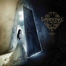 „Evanescence, The Open Door, 20th Anniversary“ in verzierter Schrift. Eine Frau im langen Kleid steht vor einer geöffneten Tür.
