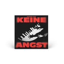 "DANGER DAN KEINE ANGST" in roter Schrift. Eine Hand spielt Klaviatur, ihre Schatten erstrecken sich dynamisch nach außen.
