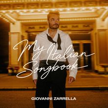 "My Italian Songbook" und "Giovanni Zarrella" sind in eleganter Schrift über einem Mann in formeller Kleidung zu sehen.