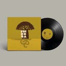 Aufschrift "TRIBEQA SUMU" auf einem Albumcover mit Baum-Illustration, daneben eine Schallplatte.
