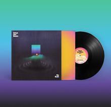 Aufschrift "Tokyo Tea Room", "No Rush". Illustration eines mystischen, bunten Portals mit Vinyl-Schallplatte.