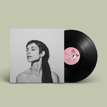 Text auf dem Vinyl: "SeñorAmor Aminal". Albumcover zeigt schwarz-weiß Porträt einer Frau mit Blick zur Seite.