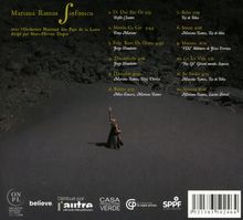 "Mariana Ramos Sinfonico" mit Orchester, dirigiert von Marc-Olivier Dupin. Liste von 12 Musikstücken mit Komponisten. Eine Person erhebt die Hand auf einer dunklen Fläche. Logos am unteren Rand.