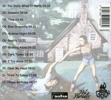 Trackliste mit Titeln und Zeiten; Illustration zeigt zwei Menschen in Bewegung vor einem Haus mit Landschaft im Hintergrund.