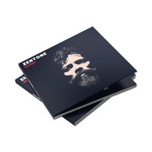„ZENTONE MESSENGER“ steht in Weiß und Rot oben links. Kunstgesicht mit Bart auf dunklem Hintergrund.