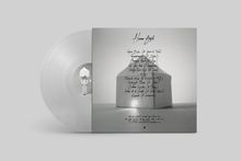 "Home Café" Trackliste über einem schwarz-weißen Bild mit einem Haus-ähnlichen Objekt, Platte mit ähnlichem Motiv.