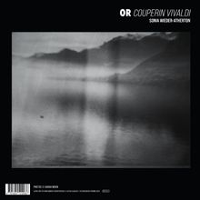 "OR COUPERIN VIVALDI SONIA WIEDER-ATHERTON." Unscharfes Bild einer Berglandschaft am Wasser bei Nebel.