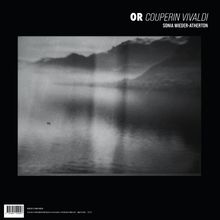 "OR COUPERIN VIVALDI SONIA WIEDER-ATHERTON" steht über einem unscharfen, nebligen See mit Bergen im Hintergrund.