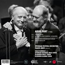 Arvo Pärt, mit Liedern wie "La Sindone". Paavo Järvi dirigiert. Estonian Festival Orchestra. Schwarzweiß-Foto zweier Männer.