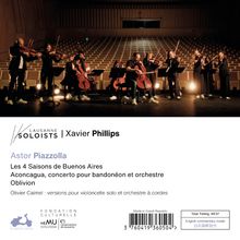 "Lausanne Soloists | Xavier Phillips. Astor Piazzolla, Les 4 Saisons de Buenos Aires. Orchester spielt auf einer Bühne."
