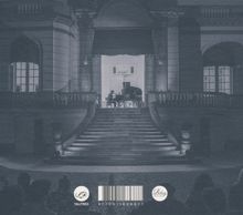 Talitres, 3770011636877. Ein Pianist spielt nachts auf einer Treppe vor einem erleuchteten Gebäude.