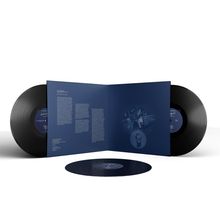 Blauer Schallplattenumschlag mit drei schwarzen Vinyls, mittig weißer Textblock. Im Inneren sind Musikerbilder zu sehen.