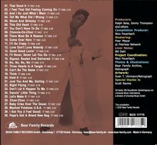 Links Songtitel und Jahreszahlen. Rechts Produzentenangaben. Hintergrund zeigt einen Mann im Anzug.