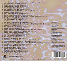 Eine Liste von 35 Titeln und Künstlern, darunter "Harry Carter with The Dixie Rhythmaires – Jump Baby Jump" und "Chuck Dallis – Come on Let’s Go". Rechts sind Infos zu Produzenten und Designern aufgeführt. Unten das "Bear Family Records" Logo. Hintergrund hat ein abstraktes Muster in beige und lila.