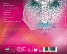 Texte: Weit weg, Experiment Erde, Der menschliche Faktor. Digitales Gesicht auf rosafarbenem Hintergrund, Zahlenmuster.