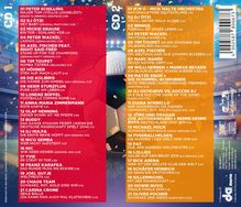 Zwei CDs mit Liedtiteln und Interpreten über Fußball und Party. Farbenfrohes Design mit Stadionhintergrund und Konfetti.