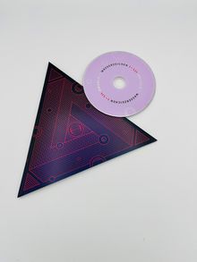 CD mit Text "WASSERZEICHEN" und "OBIECTO", daneben ein dreieckiges, geometrisches Design in Rosa und Lila.