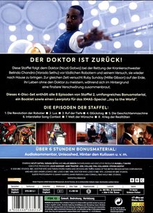 "DER DOKTOR IST ZURÜCK!" Episoden der Staffel: 1. Die Revolution der Roboter, 2. Lux, 3. Ruf der Tiefe, 4. Glückstag.

Oben ist ein Mann in einem gepunkteten Anzug. Unten sind Bilder aus der Show.