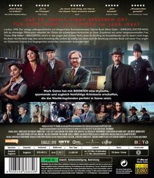 „GAB ES JEMALS EINEN BESSEREN ORT FÜR EINEN MORD ALS LONDON IM JAHR 1946?“

Mehrere Personen in Retro-Kleidung vor Bücherregalen.