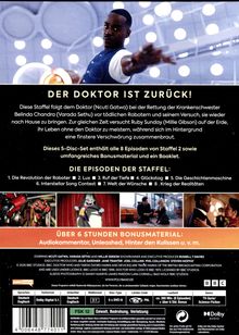 Text: "DER DOKTOR IST ZURÜCK! Diese Staffel folgt dem Doktor (Ncuti Gatwa) bei der Rettung...".  
Die Episode enthält Bonusmaterial.  
Ein Mann in einem futuristischen Raum.