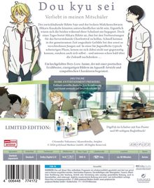 Text: "Dou kyu sei - Verliebt in meinen Mitschüler. LIMITED EDITION. Deutsche Home-Entertainment-Premiere. Exklusiv erhältlich!" 

Anime-Cover mit zwei jungen Männern; einer steht, der andere arbeitet an einem Tisch. Helle, freundliche Farben.