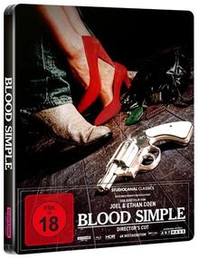 FSK 18, BLOOD SIMPLE, Director's Cut. Ein Revolver auf Holzboden, blaue Jeans und rote High Heels.