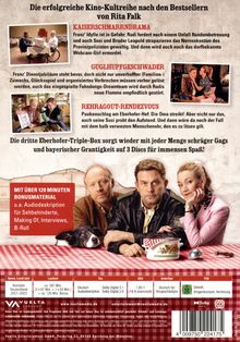 „KAISERSCHMARRNDRAMA“, „GUGLHUPFGESCHWADER“, „REHRAGOUT-RENDEZVOUS“. Drei Personen, Hund und Tisch mit kariertem Tuch.