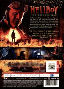 Text im oberen Teil: „HELLBOY THE CROOKED MAN“. 
Ein Mann mit Hörnern und Silhouette in Flammen.