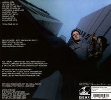 Texte der Tracks mit Dauer. Darunter Musiker-Namen und Rollen. Unten rechts ein Mann mit Saxophon zwischen Gebäuden.