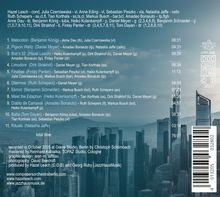 Trackliste mit Titeln und Künstlern in Weiß. Rechte Seite zeigt ein Logo und Stadt im Hintergrund.