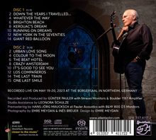 Titelliste von zwei CDs und Konzertinfos. Rechter Bildrand: Mann mit Gitarre vor Kirchenfenster, leicht seitlich.