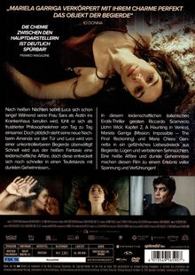 „Mariela Garriga verkörpert mit ihrem Charme perfekt das Objekt der Begierde.“ Zwei Menschen liegen, eine Person schaut auf ein Handy.