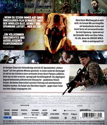 „Wenn du schon immer auf einen Dinosaurier-Film gewartet hast, der wirklich Blut, Gewalt und Spannung liefert... hier ist er!“ Ein wütender Dinosaurier mit einem weit aufgerissenen Maul im Zentrum. Szenen aus einem Kriegsfilm mit Soldaten, Waffen und Dschungel.