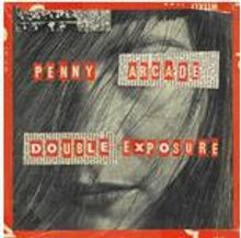 Text: "PENNY ARCADE DOUBLE EXPOSURE." Schwarz-weißes Bild einer Frau, roter Rahmen, Haare verdecken teilweise das Gesicht.