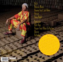 Texte: "Kele, Ndonso Muso, Dounia Feat Jah Moko, Itessé, Deep Night, Oumasse, Mali Rap, Power Feat Mina la Voilée, Wasso, Outindon." Eine Person in buntem Outfit sitzt auf gestapelten Ziegeln.
