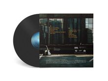 Texte A und B zeigen Songtitel. Hintergrund: eine Gitarre lehnt an einem Fenster, urbanes Stadtbild sichtbar.
