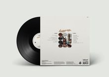 Schrift auf einer Schallplattenhülle mit Titeln wie "VILL OF BIDUAN". Schwarze Vinyl-Platte sichtbar. 