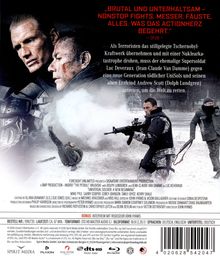 „Brutal und unterhaltsam – Nonstop Fights, Messer, Fäuste, alles, was das Actionherz begehrt“ – OFDB. Zwei bewaffnete Männer im Schnee.