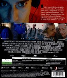 Text: "Als ein zwanzigjähriger Verkäufer einen aufstrebenden Popstar trifft, nutzt er die Gelegenheit..."  
Bunte, gedrängte Hintergrundbilder von Personen. Labels und Logos enthalten spezifische Information über das Produkt und seine Herstellung.