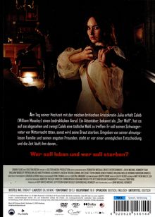 Text: "Wer soll leben und wer soll sterben?" Eine Frau in einem weißen Kleid hält ein Gewehr in einem dunklen Raum.