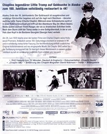 "Chaplins legendärer Little Tramp auf Goldsuche in Alaska – vollständig restauriert in 4K." 

Zwei Schwarzweißfotos: Links zwei Männer im Schnee, rechts Mann und Frau in einem Raum. Charlie Chaplin mit Hut und Stock.